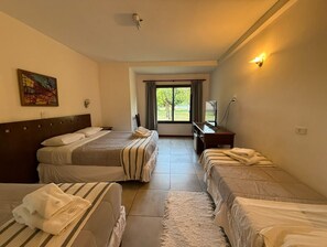 Minibar, skrivebord, wi-fi (inkludert) og rullestolvennlig