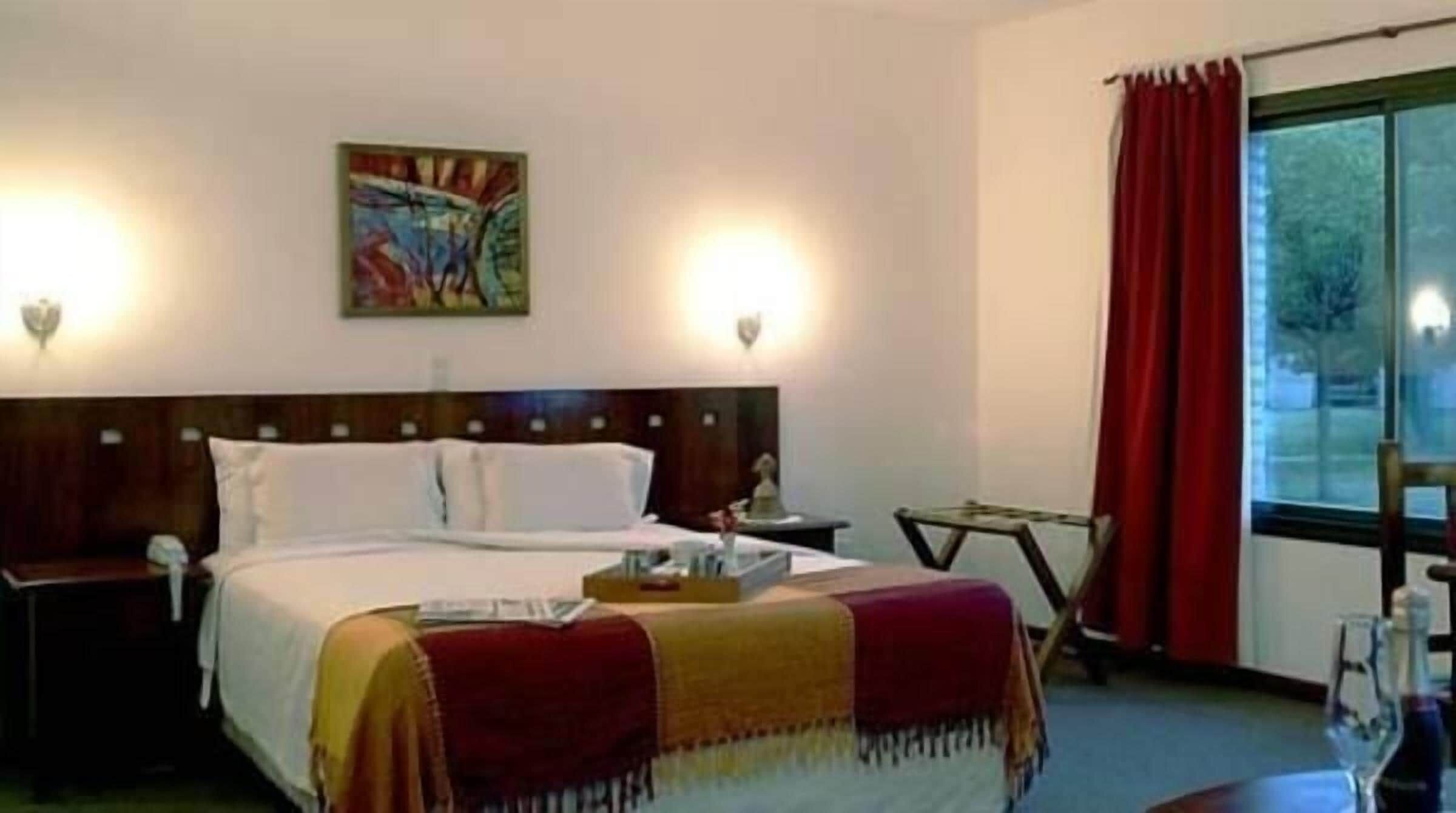 Minibar, desk, free WiFi, wheelchair access