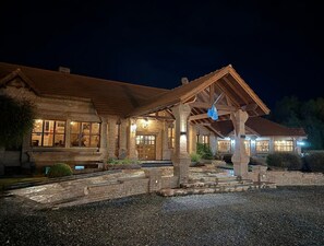 Bagian depan properti - sore/malam