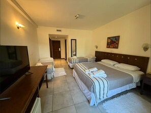 Superior Quadruple Room | Minibar, desk, free WiFi, wheelchair access - Villa De Merlo Hotel Spa (Merlo)
