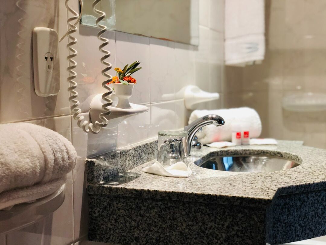 Driepersoonskamer | Een minibar, een bureau, gratis wifi, rolstoeltoegang