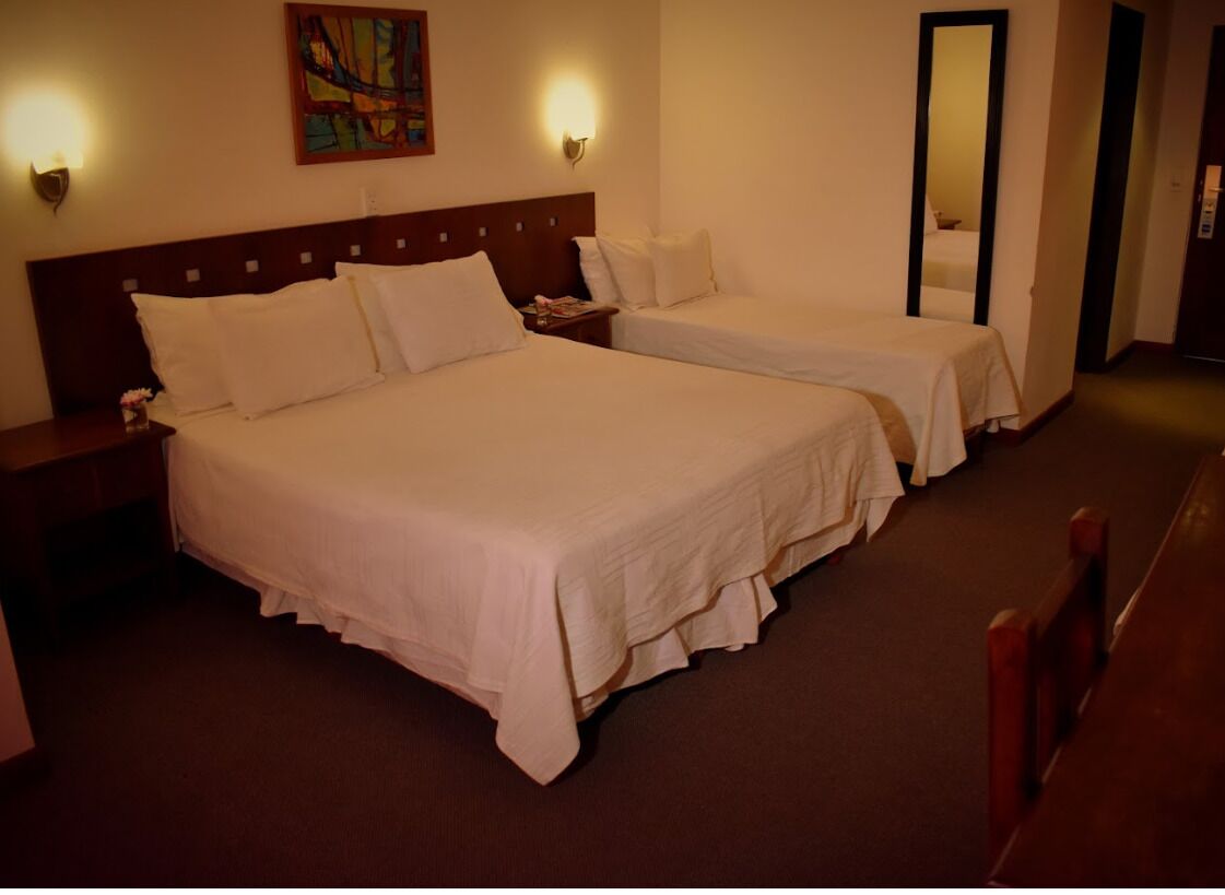 Quarto triplo | Frigobar, escrivaninha, Wi-Fi de cortesia, acesso para cadeiras de rodas