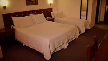 Quarto triplo | Frigobar, escrivaninha, Wi-Fi de cortesia, acesso para cadeiras de rodas