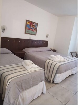 Habitación triple | Minibar, escritorio, wifi gratis y accesible en silla de ruedas