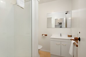 Shower, free toiletries, hair dryer, towels - Lochmara Lodge (Lochmara Bay)