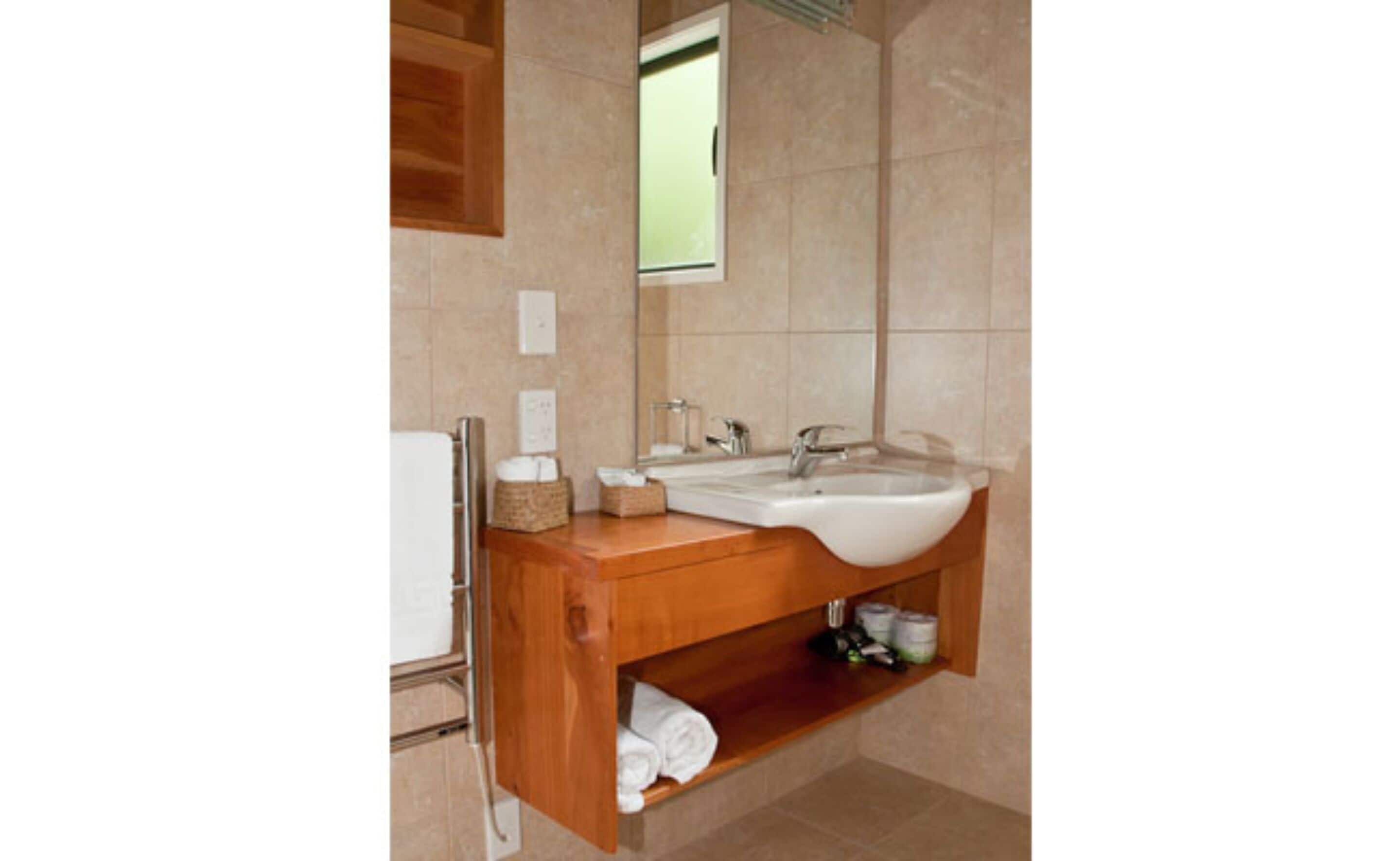 kākāriki chalet | bathroom | shower, free toiletries, hair dryer, towels