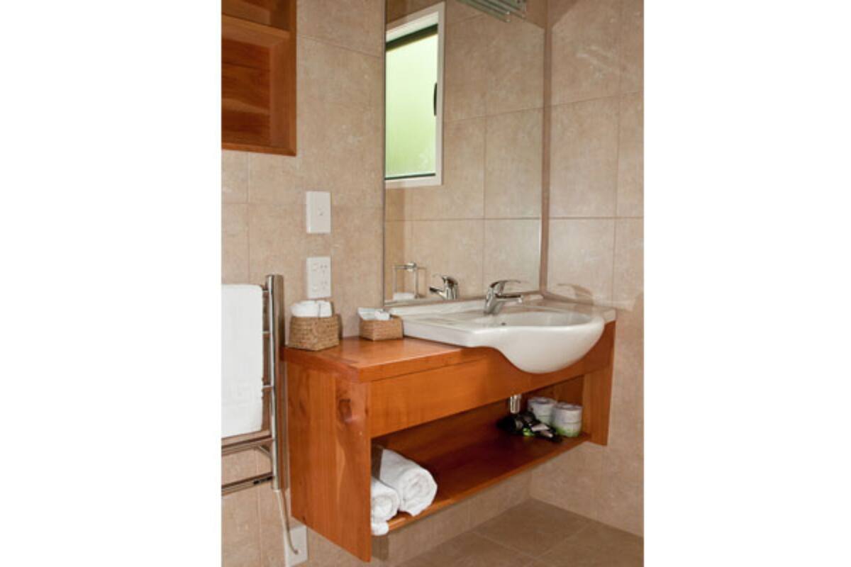 kākāriki chalet | bathroom | shower, free toiletries, hair dryer, towels