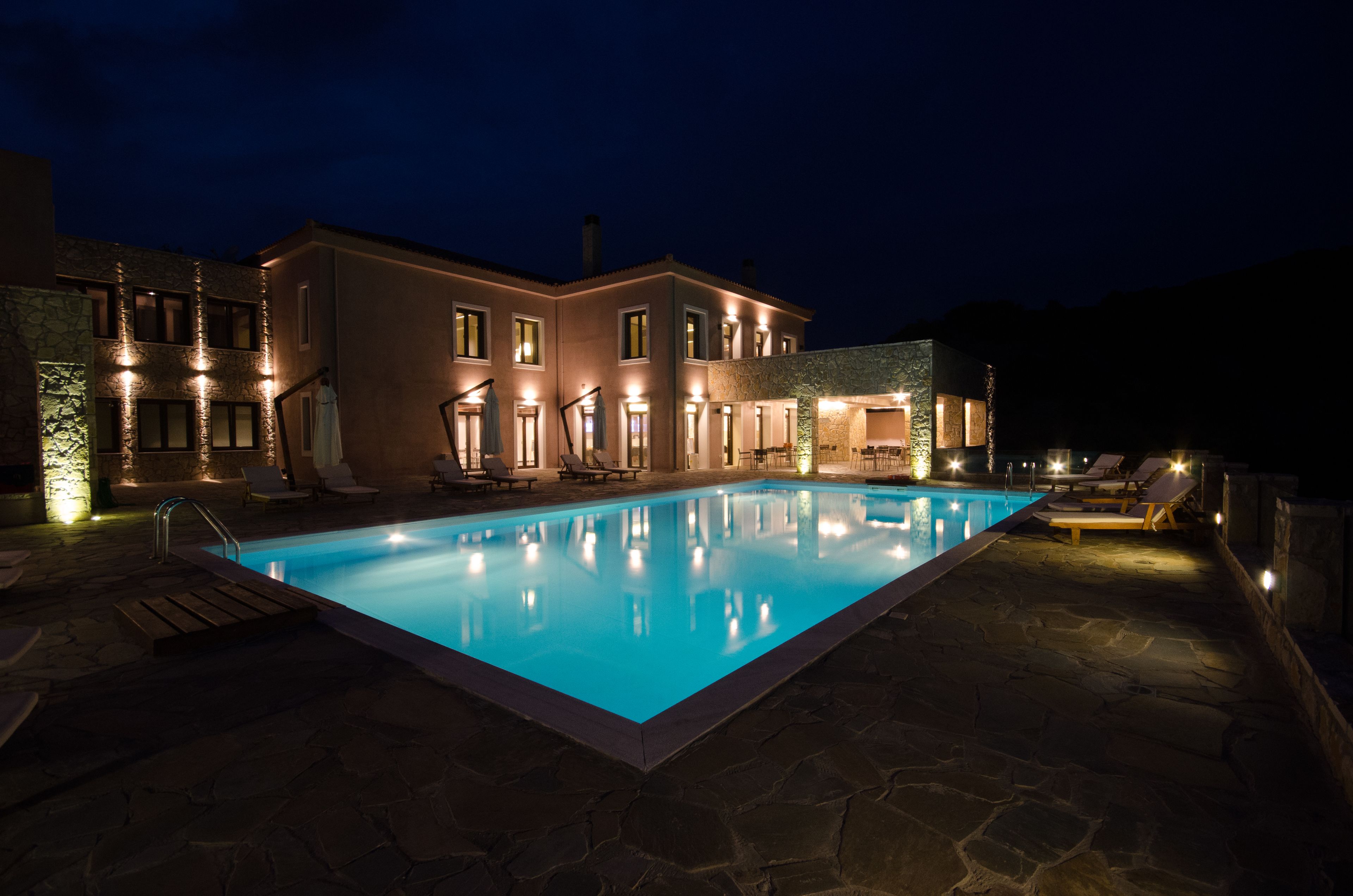 Utendørsbasseng, bassengparasoller og solsenger