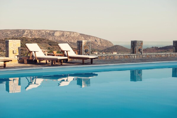 Piscine extérieure, parasols de plage, chaises longues