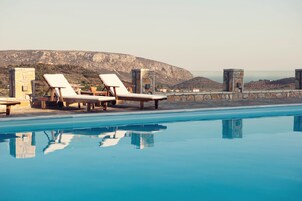Una piscina al aire libre (de 09:00 a 19:00), sombrillas, tumbonas