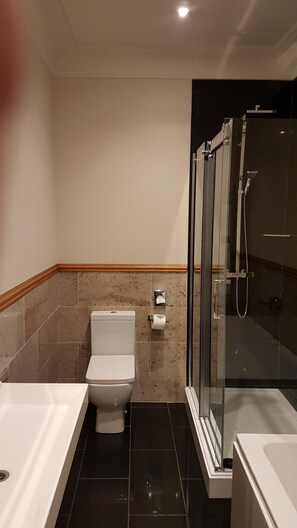 Chambre Double Supérieure, salle de bains attenante (Room 8) | Salle de bain