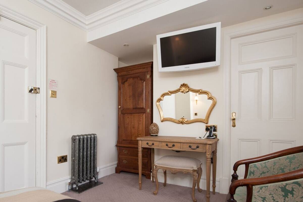 Chambre Simple, salle de bains attenante (Small Double)