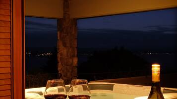 Bañera de hidromasaje al aire libre