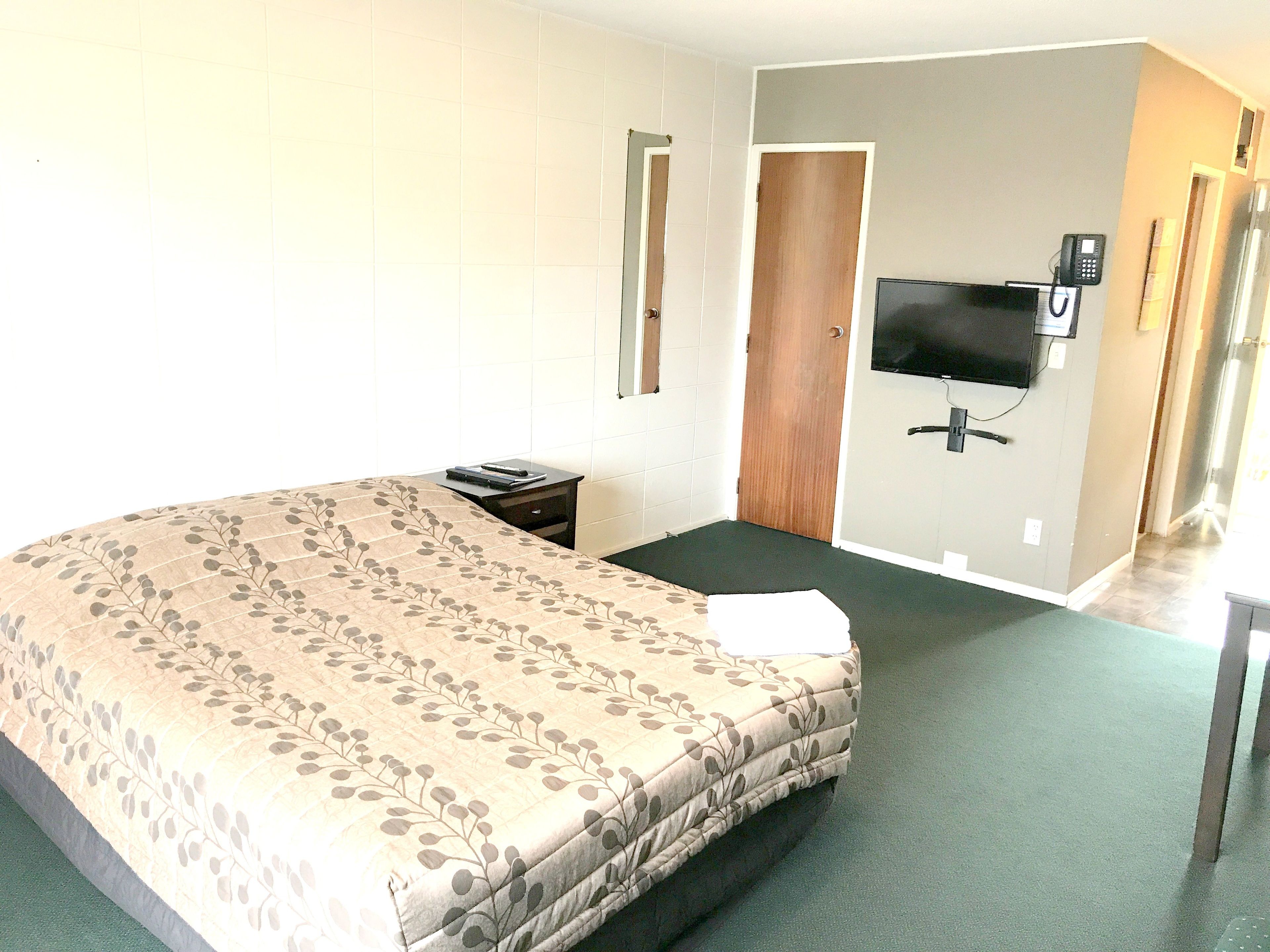 Studio (for 2) | Premium bedding, iron/ironing board, free WiFi, bed sheets