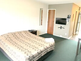Studio (for 2) | Premium bedding, iron/ironing board, free WiFi, bed sheets