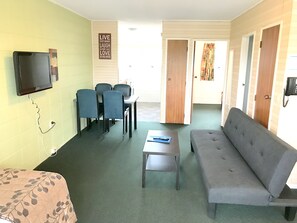 Family Suite (Large) | Living area | TV, DVD player, pay movies - Greenview Motel (Rotorua)