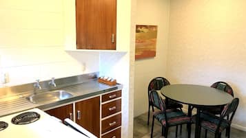 Családi lakosztály (Budget) | Privát konyha | Hűtőszekrény, mikrohullámú sütő, kávé-/teafőző és elektromos vízforraló