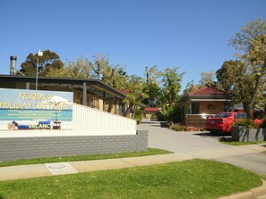 Exterior - Kickback Cottages (Lakes Entrance)