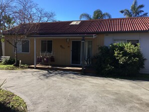 Courtyard view - Kickback Cottages (Lakes Entrance)