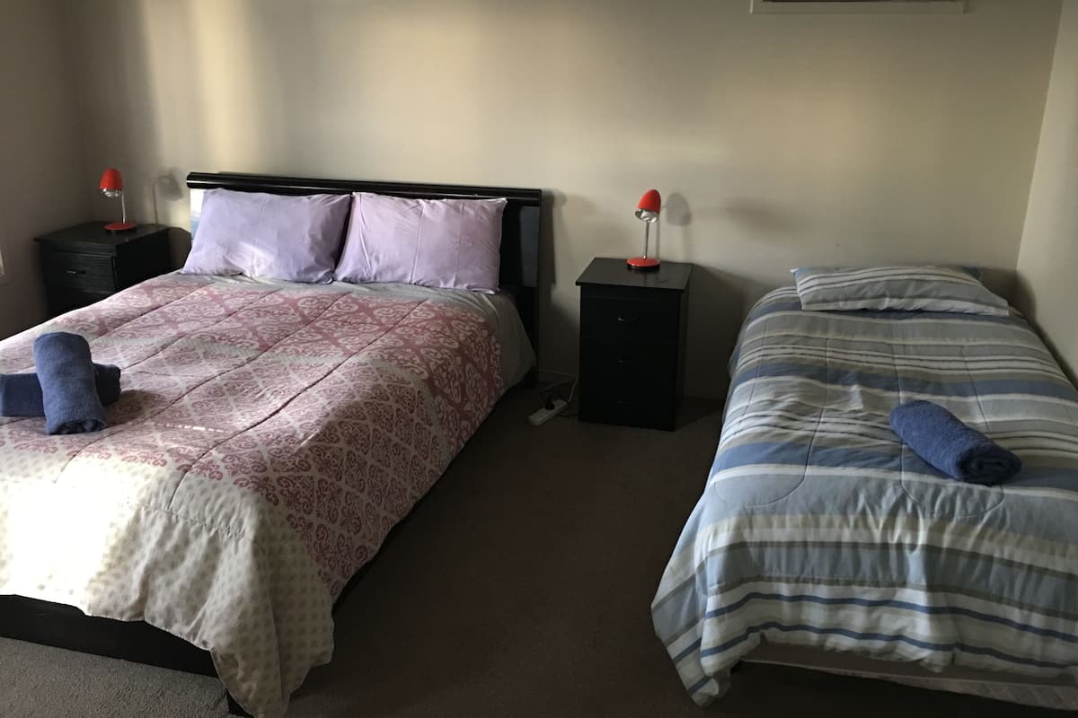 House, 3 Bedrooms | Tilam berlapik, seterika/papan seterika, katil bayi/kot (surcaj)