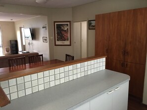 House, 3 Bedrooms | Living area - Kickback Cottages (Lakes Entrance)