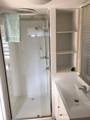 Basic-Ferienhaus, 1 Schlafzimmer | Badezimmer | Dusche, kostenlose Toilettenartikel, Haartrockner, Handtücher
