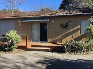 Family Room, 2 Bedrooms | Terrace/patio - Kickback Cottages (Lakes Entrance)