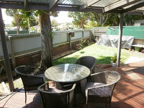 House, 3 Bedrooms | Terrace/patio - Kickback Cottages (Lakes Entrance)