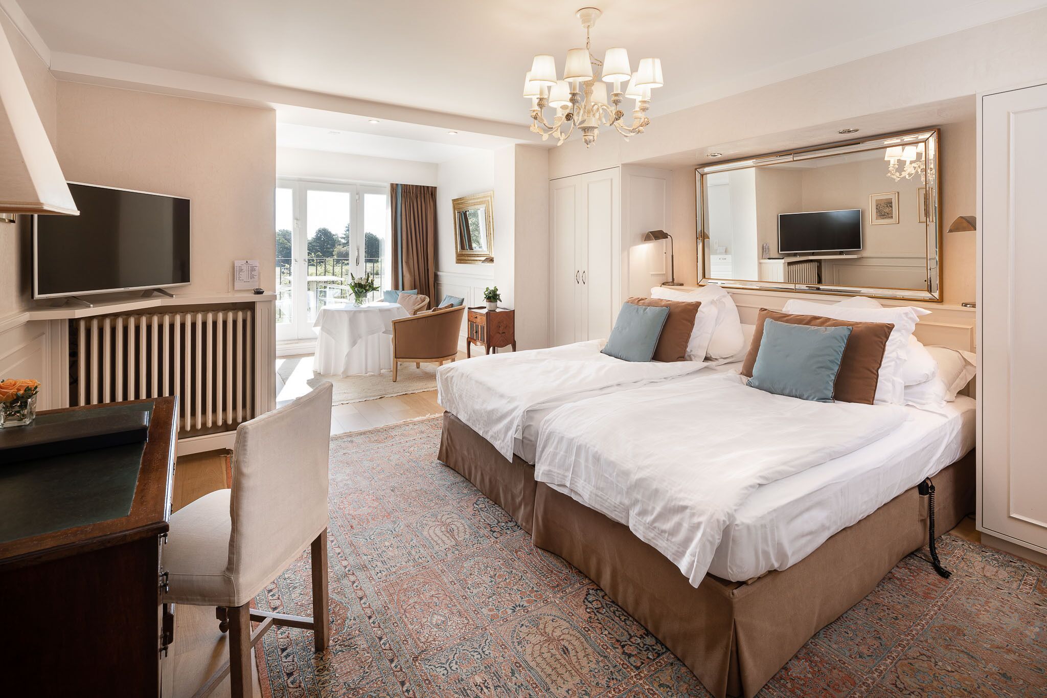 deluxe room | minibar, in-room safe, individually decorated, individually furnished