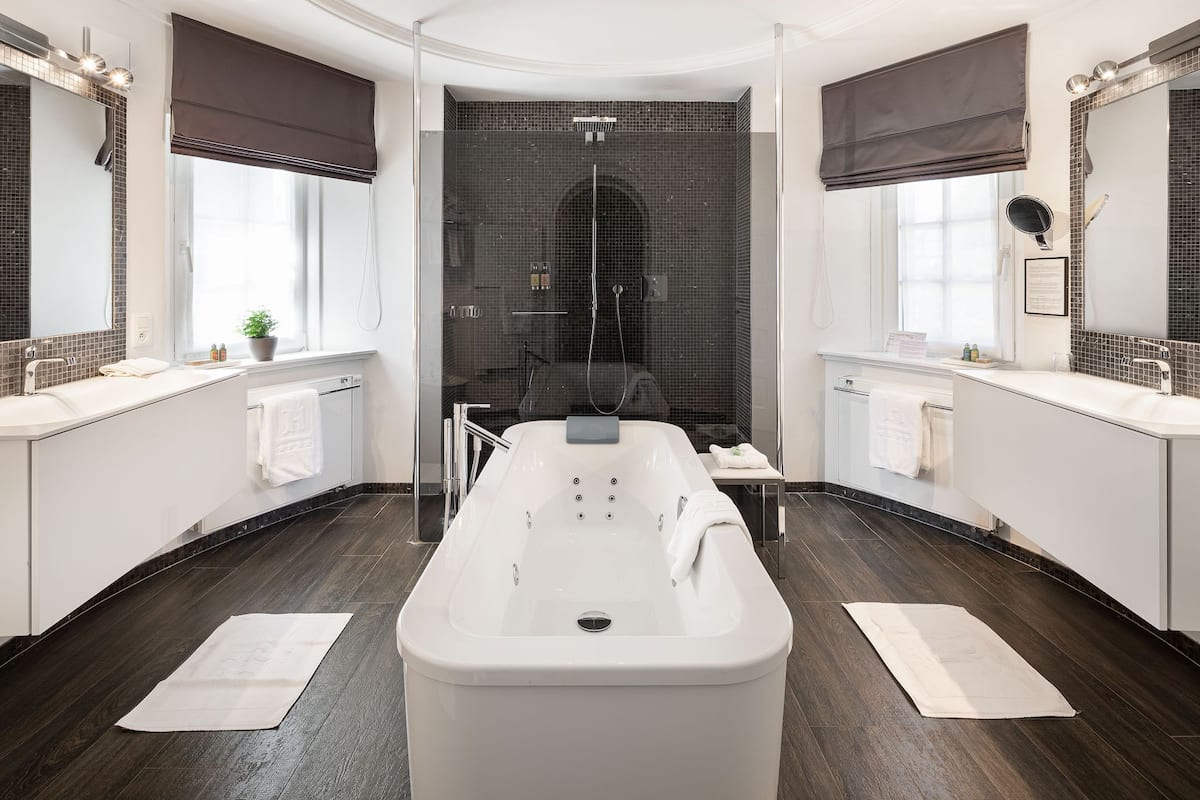 luxury suite | minibar, in-room safe, individually decorated, individually furnished