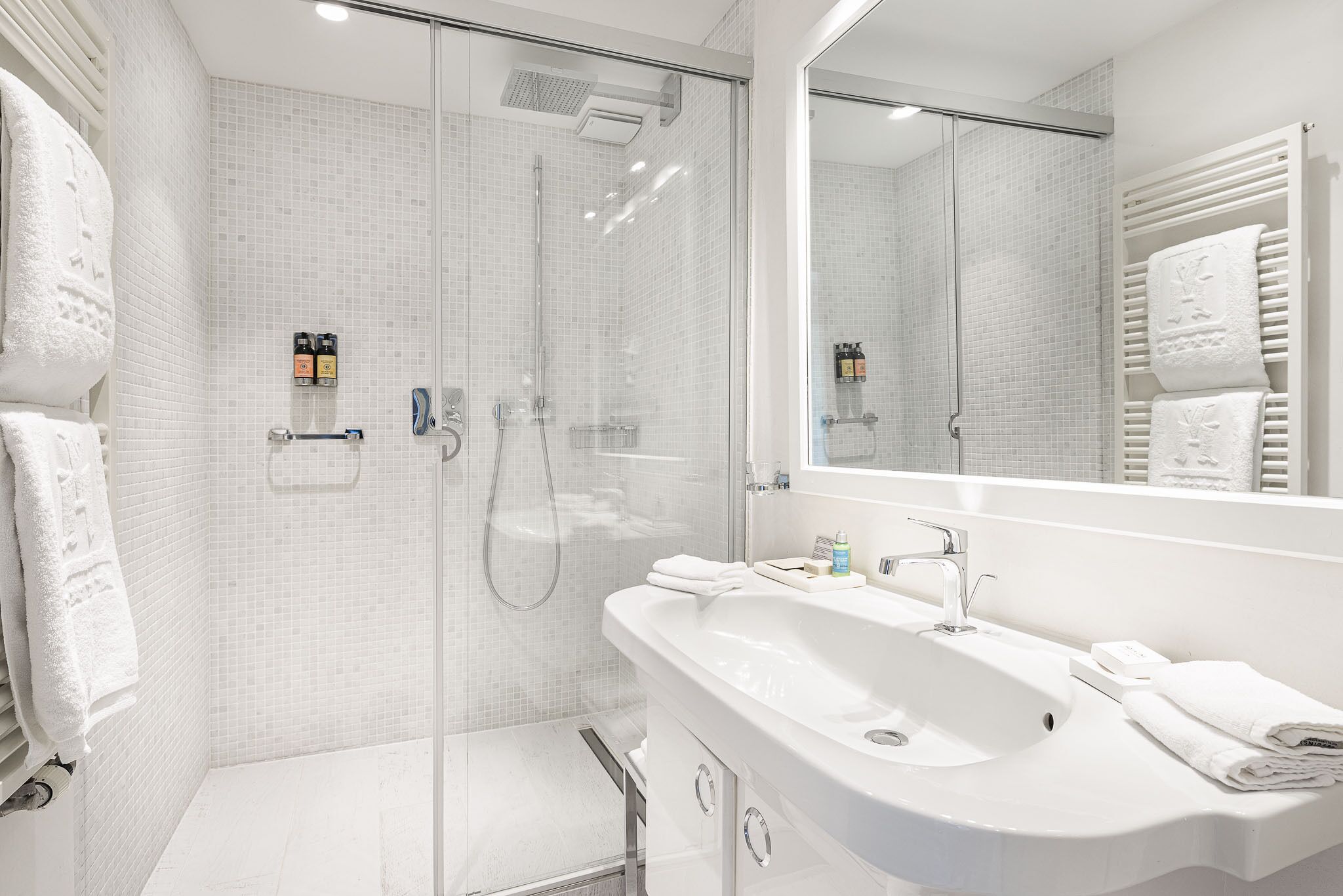 standard double room | minibar, in-room safe, individually decorated, individually furnished