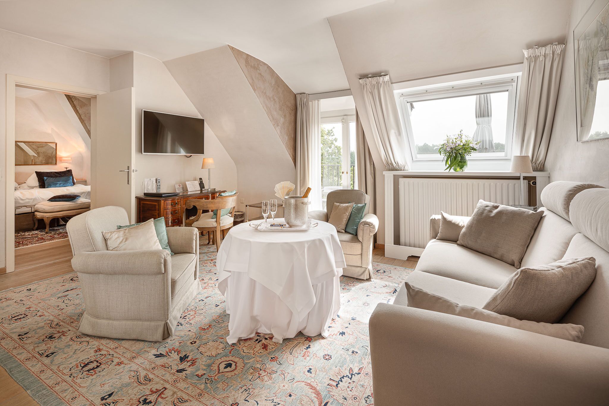 junior suite (special) | minibar, in-room safe, individually decorated, individually furnished