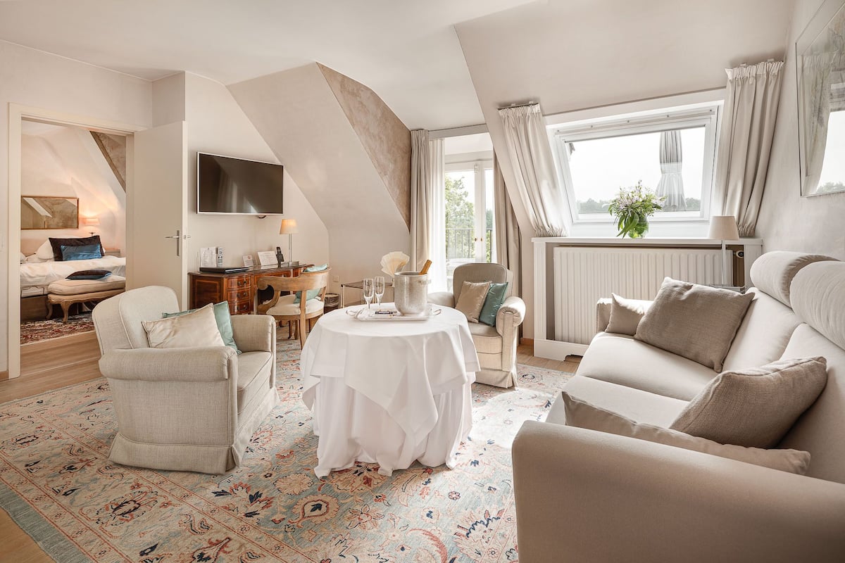 junior suite (special) | minibar, in-room safe, individually decorated, individually furnished