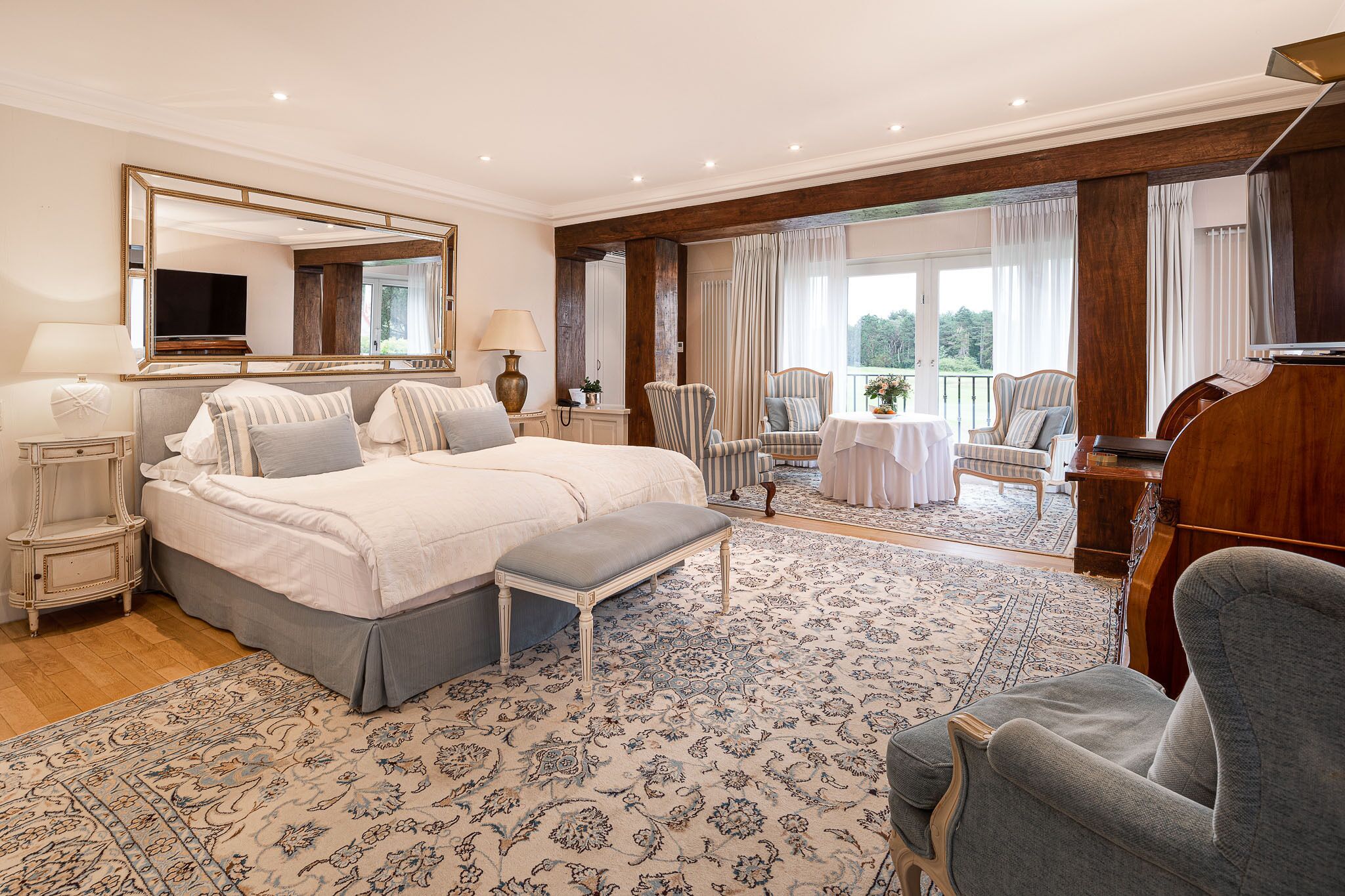 luxury suite | minibar, in-room safe, individually decorated, individually furnished