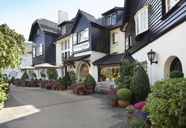 Front of property - Hotel Manoir du Dragon (Knokke-Heist)