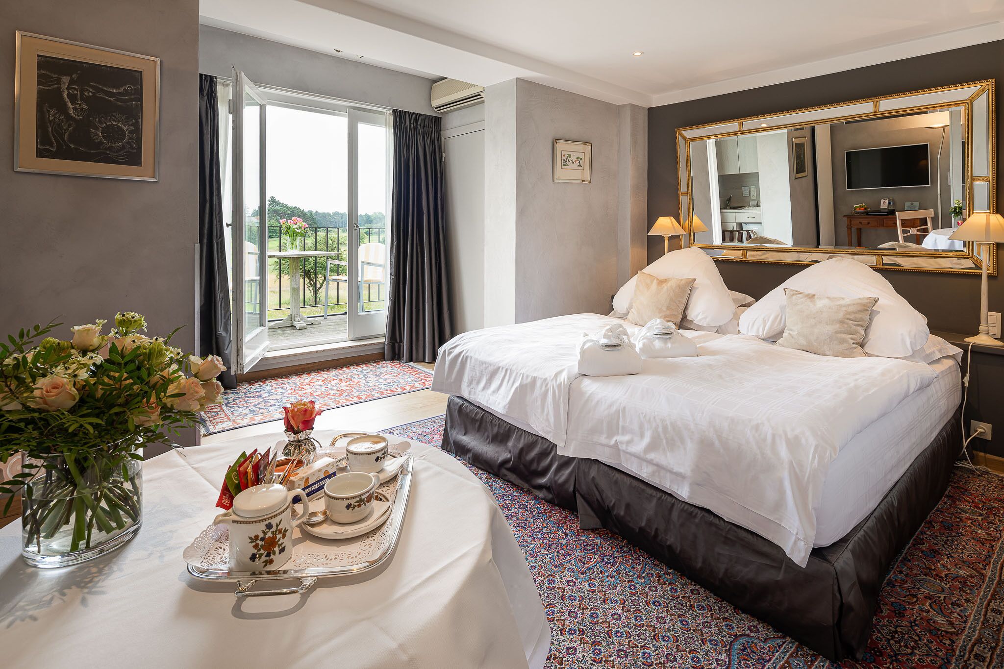 standard double room | minibar, in-room safe, individually decorated, individually furnished