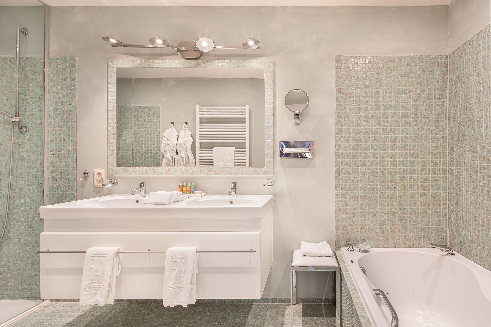 junior suite (special) | minibar, in-room safe, individually decorated, individually furnished