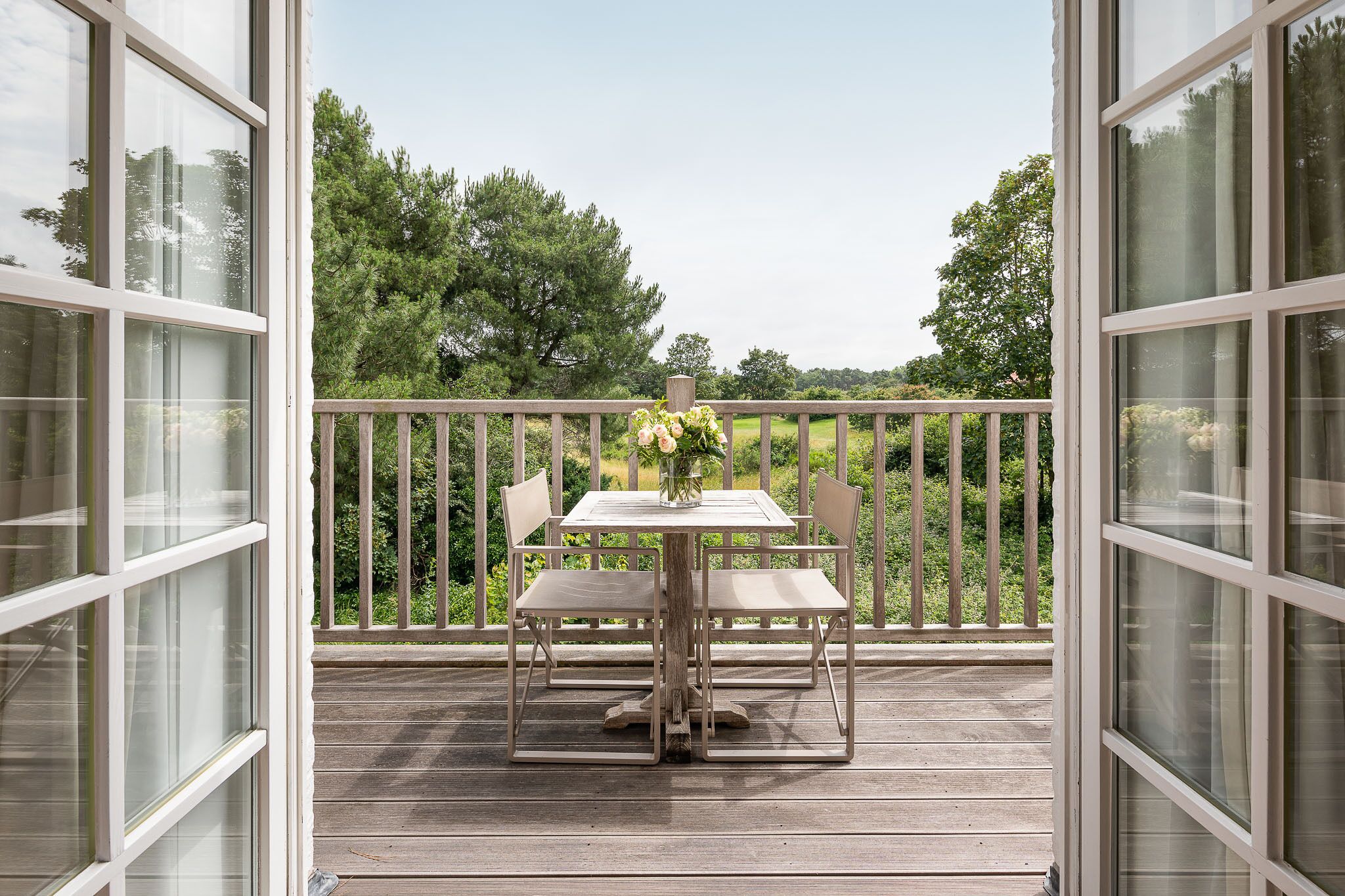 deluxe room | minibar, in-room safe, individually decorated, individually furnished