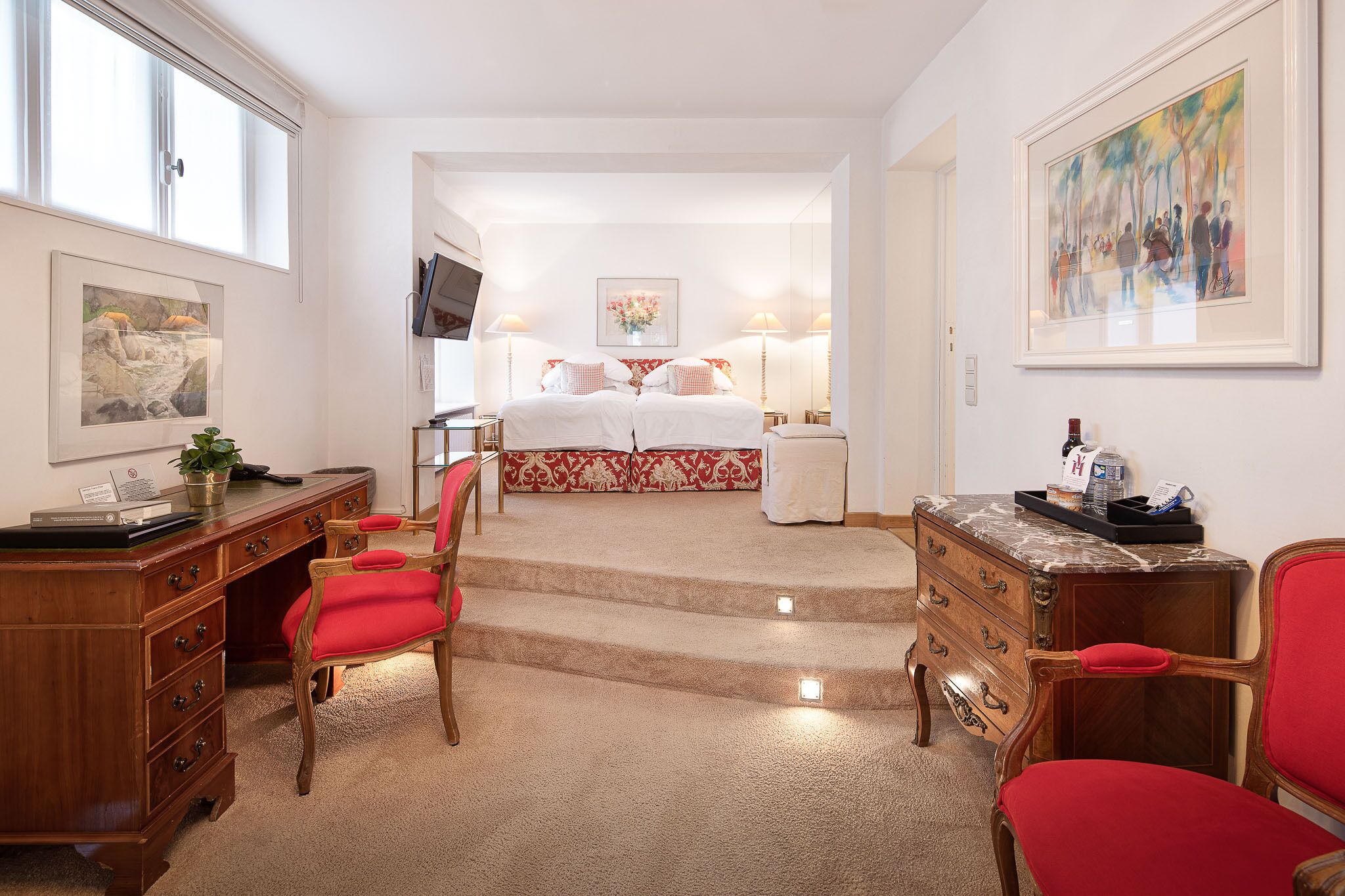 deluxe room | minibar, in-room safe, individually decorated, individually furnished