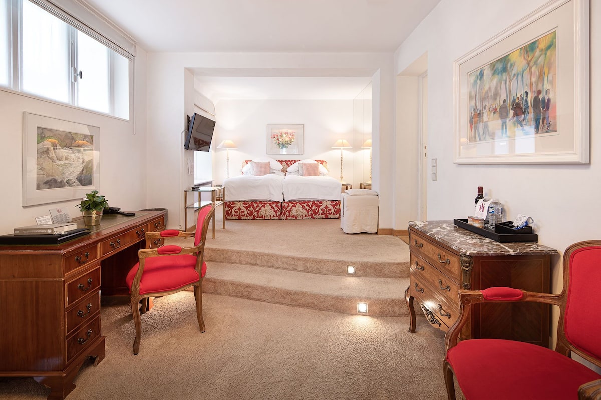 deluxe room | minibar, in-room safe, individually decorated, individually furnished