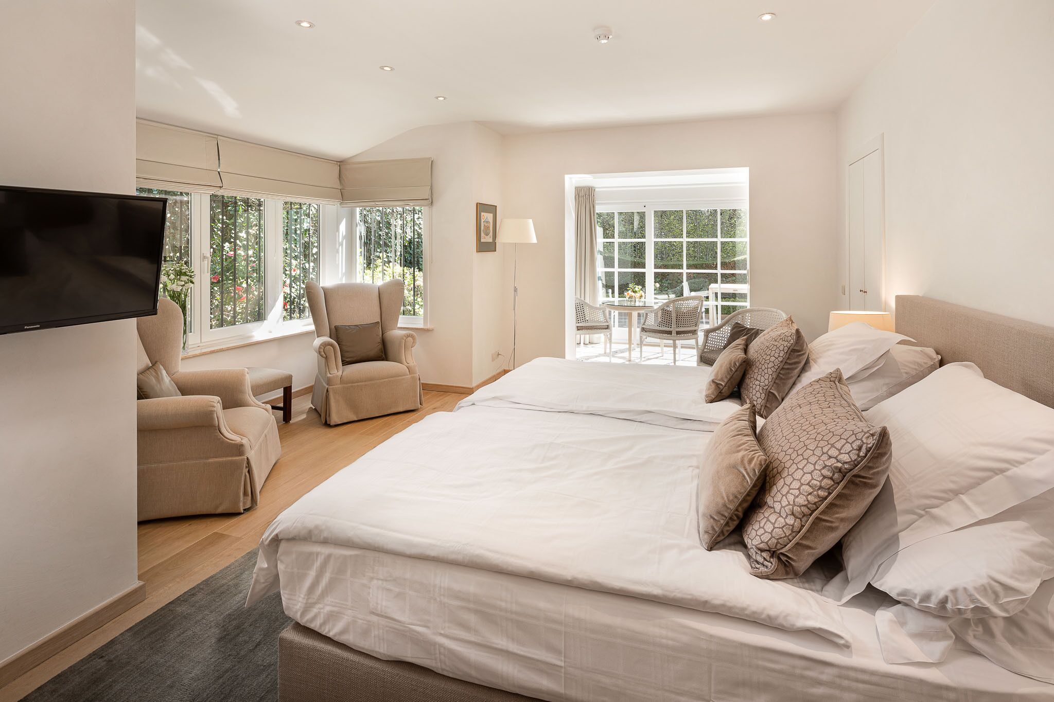 junior suite (special) | minibar, in-room safe, individually decorated, individually furnished