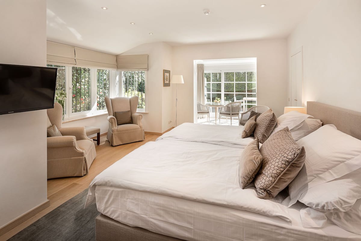 junior suite (special) | minibar, in-room safe, individually decorated, individually furnished