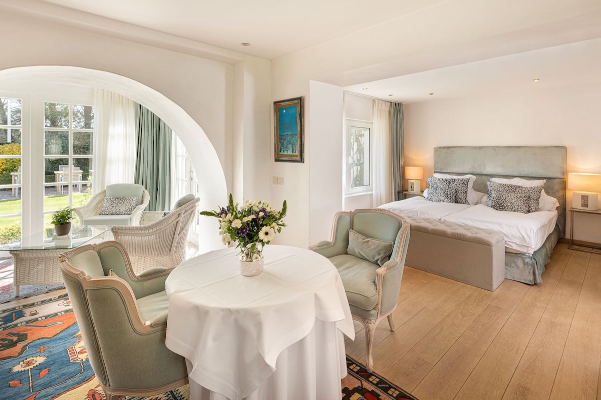 junior suite (special) | minibar, in-room safe, individually decorated, individually furnished