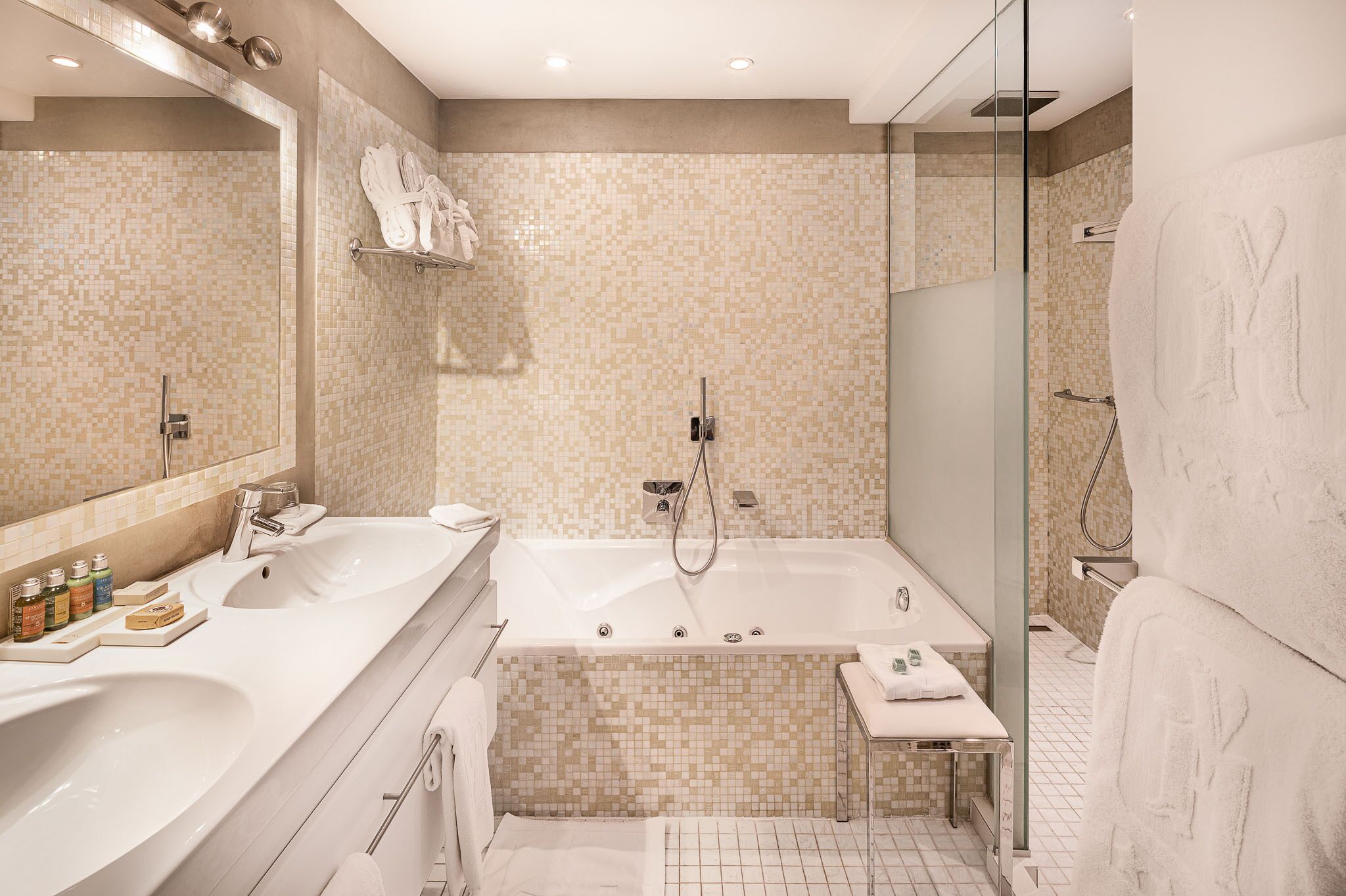 junior suite (special) | minibar, in-room safe, individually decorated, individually furnished