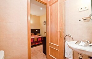 Hair dryer, towels - Hostal Las Cortes (Madrid)