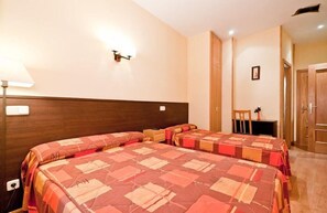 Desk, cots/infant beds, rollaway beds, free WiFi - Hostal Las Cortes (Madrid)