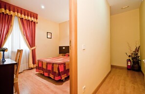 Desk, cots/infant beds, rollaway beds, free WiFi - Hostal Las Cortes (Madrid)