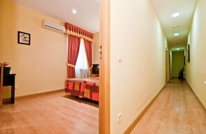 Desk, cribs/infant beds, rollaway beds, free WiFi - Hostal Las Cortes (Madrid)