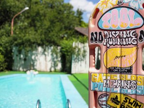 Una piscina al aire libre de temporada