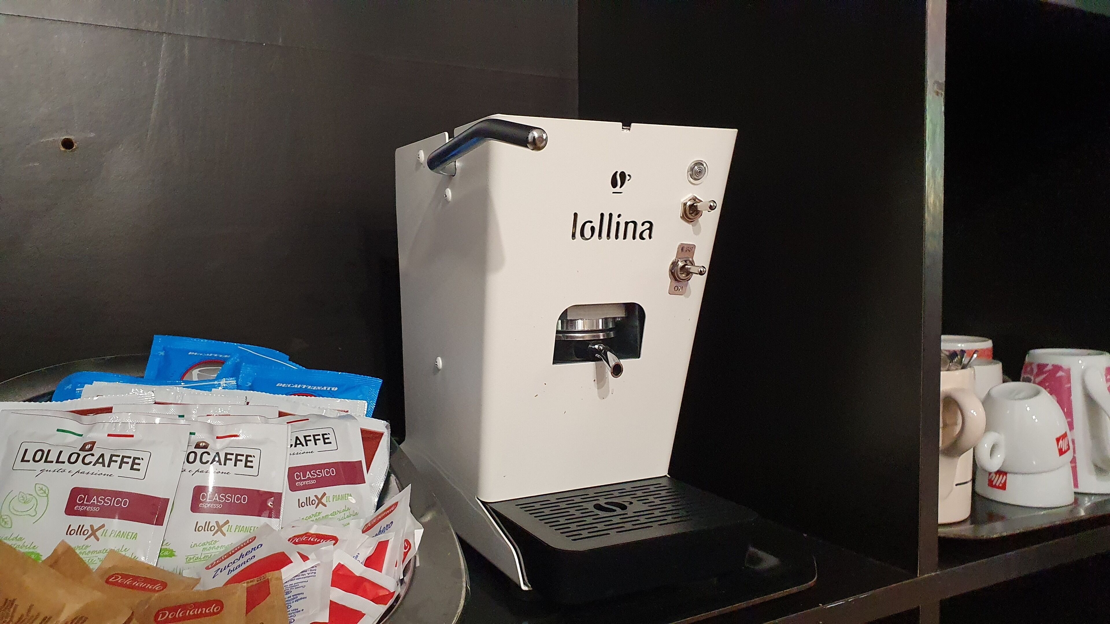 Una cafetera con diversas opciones de café y un dispensador de café.